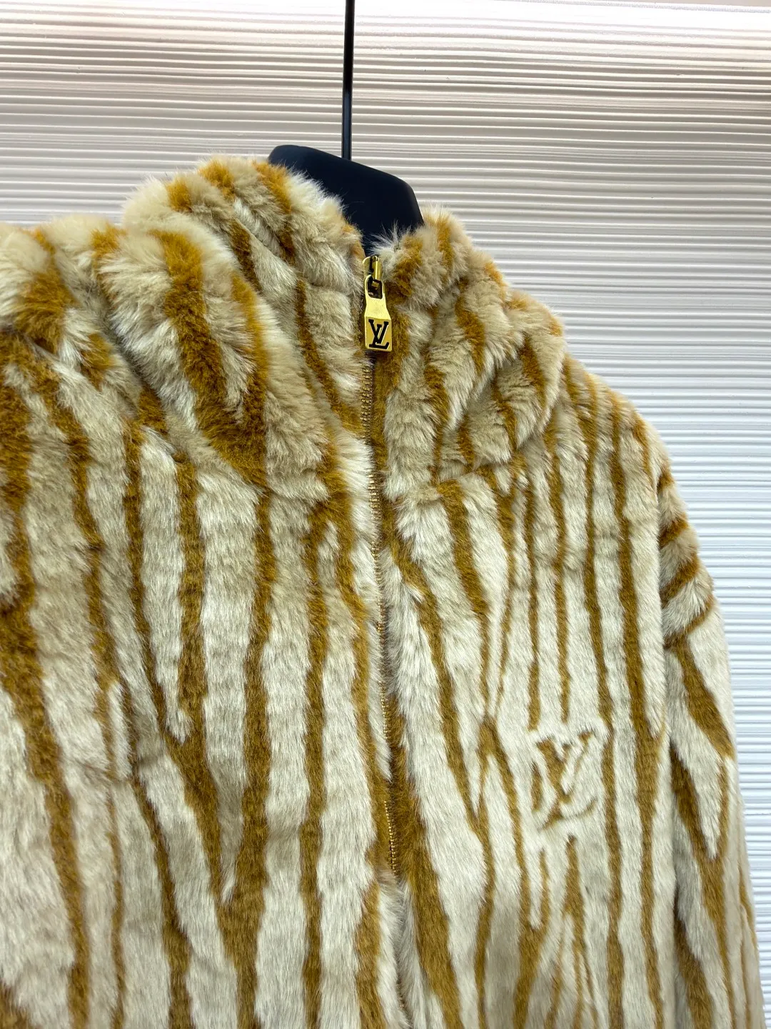 LOUIS VUITTON SKI ski series EPI suede hooded tunic jacket ●Original version: purchased and developed by 18109 ●Item number: 1681988-B60 ●Fabric: nylon fabric ●Technology: Positioning cutting machine ●Color: Khaki ●Version: Fitted version ●Weight: about 1140 grams ●Size: S-M-L-XL ●Description: EPI suede hooded tunic jacket. This hooded tunic jacket is made of soft faux fur suede fabric embellished with Epi leather. It pays tribute to the brand's leather goods heritage. The elegant pattern incorporating Momlgram elements and the handwritten Vuitton logo on the back outline the three-dimensional texture. The casual configuration is suitable for happily gathering with friends after playing in the snow. Main fabric: Base fabric: 100% polyester, plush, acrylic, modified acrylic, lining: 100% nylon, full-width product logo pattern, imitation fur suede fabric for a three-dimensional effect. The overall wiring is straight and delicate, the fabric is comfortable and soft, and the color is consistent without color difference. It can be matched with the same style to create a fashionable look and control various occasions. Customized accessories, complete with three standards, same style for men and women!